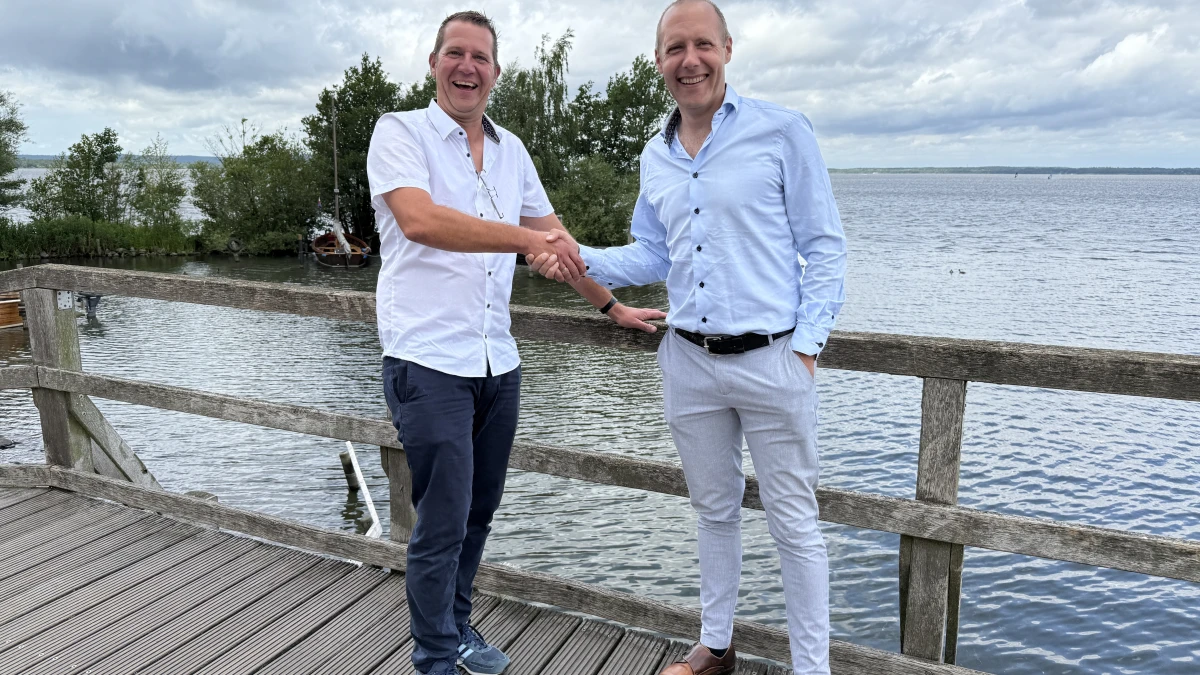 Petric Seipel (Geschäftsführer von SUNKON) und Rogier van Kaam (Geschäftsführer von Sunbeam) besiegeln ihre Zusammenarbeit am Steinhuder Meer.